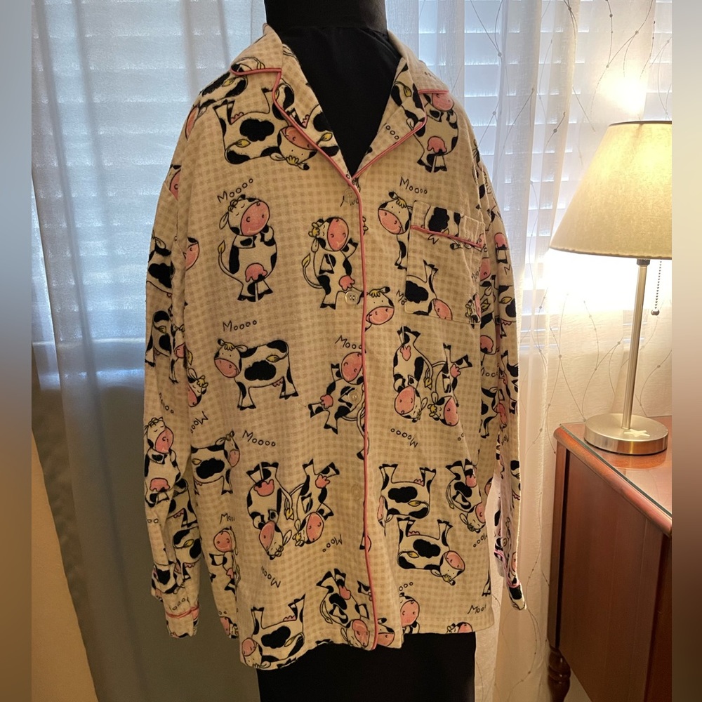 Sleet Tight flannel pajama top. Size XL. Cute cow print!